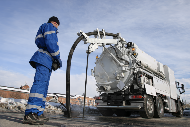 Survepesu- ja imiauto talvisel objektil